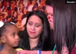 Madre escuchando los latidos de su hijo en otro cuerpo